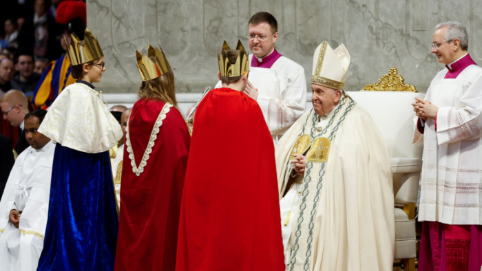 criancas-reis-magos-cantores-da-estrela-papa-francisco-missa-solenidade-santa-maria-mae-de-eus-2024-_-foto-REUTERS-Remo-Casilli-1536×864