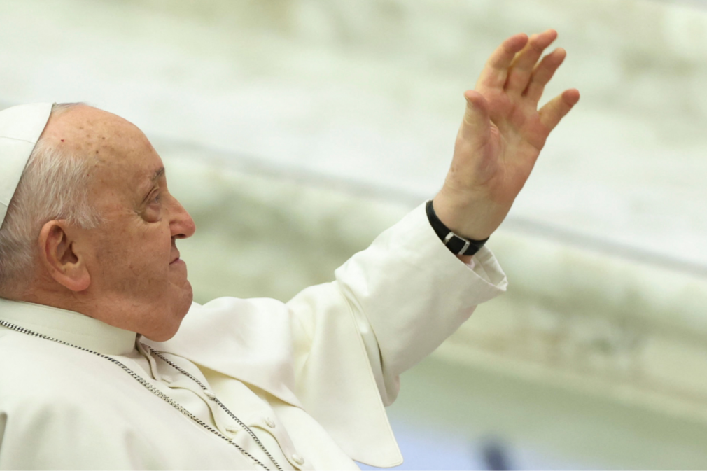 papa-francisco-mao-erguida-audiencia-geral-catequese-24-janeiro-01-2024-_-foto-REUTERS-Claudia-Greco-1536×864