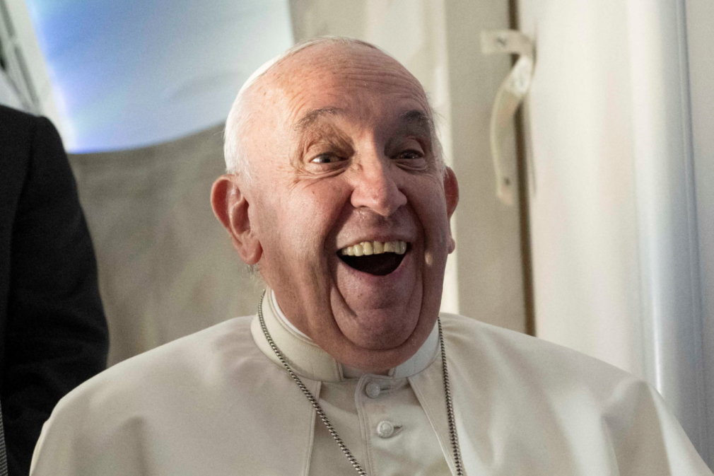 papa-francisco-neutra-feliz-sorriso-surpresa-visita-bahrein-2022-_-foto-Maurizio-Brambatti-Pool-via-REUTERS-1536×864