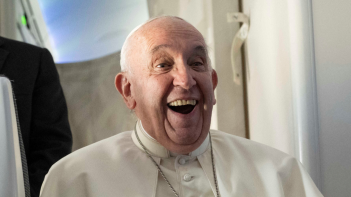 papa-francisco-neutra-feliz-sorriso-surpresa-visita-bahrein-2022-_-foto-Maurizio-Brambatti-Pool-via-REUTERS-1536×864