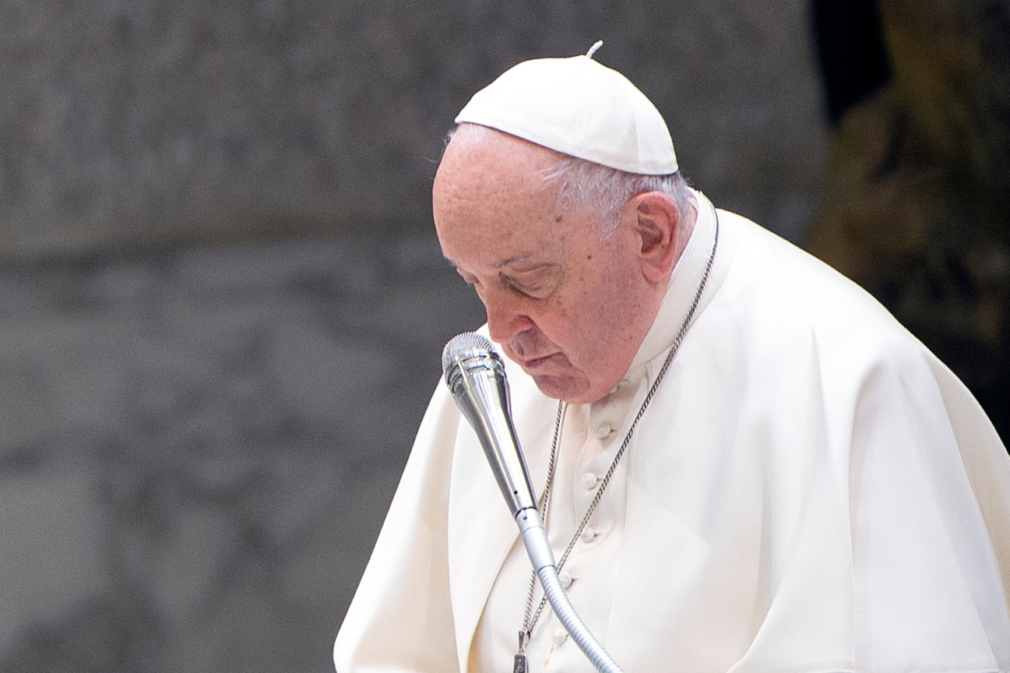 papa-francisco-oracao-cabeca-baixa-serio-neutra-_-Alessia-Giuliani-IPA-Sipa-USA-via-Reuters-Connect-1536×864