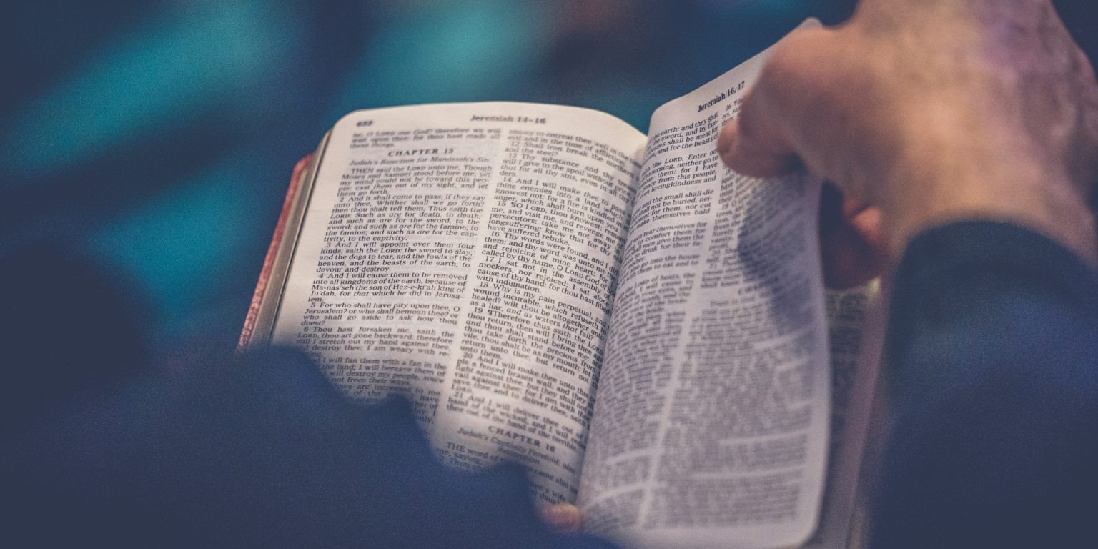 Biblia_Unsplash-1536×864