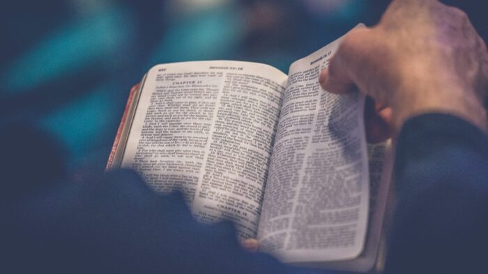 Biblia_Unsplash-1536×864