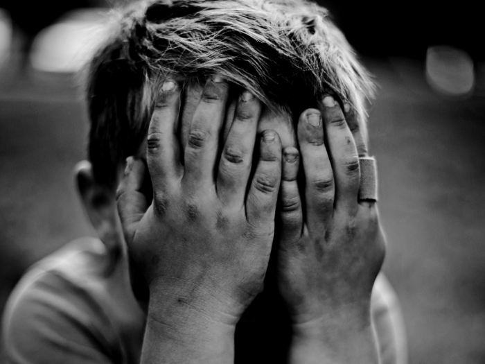 criança-abuso-triste-menores_Ksenia-Makagonova-via-Unsplash