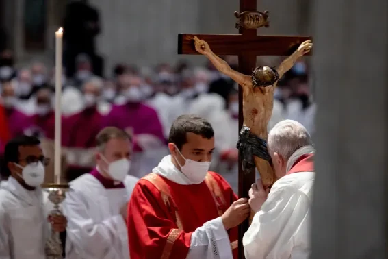 20220415_Good_Friday_-_Celebration_of_the_Passion_of_the_Lord_Daniel_Ibanez_035