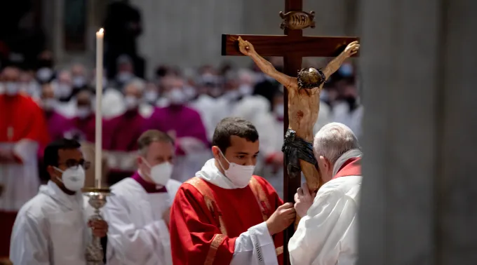 20220415_Good_Friday_-_Celebration_of_the_Passion_of_the_Lord_Daniel_Ibanez_035