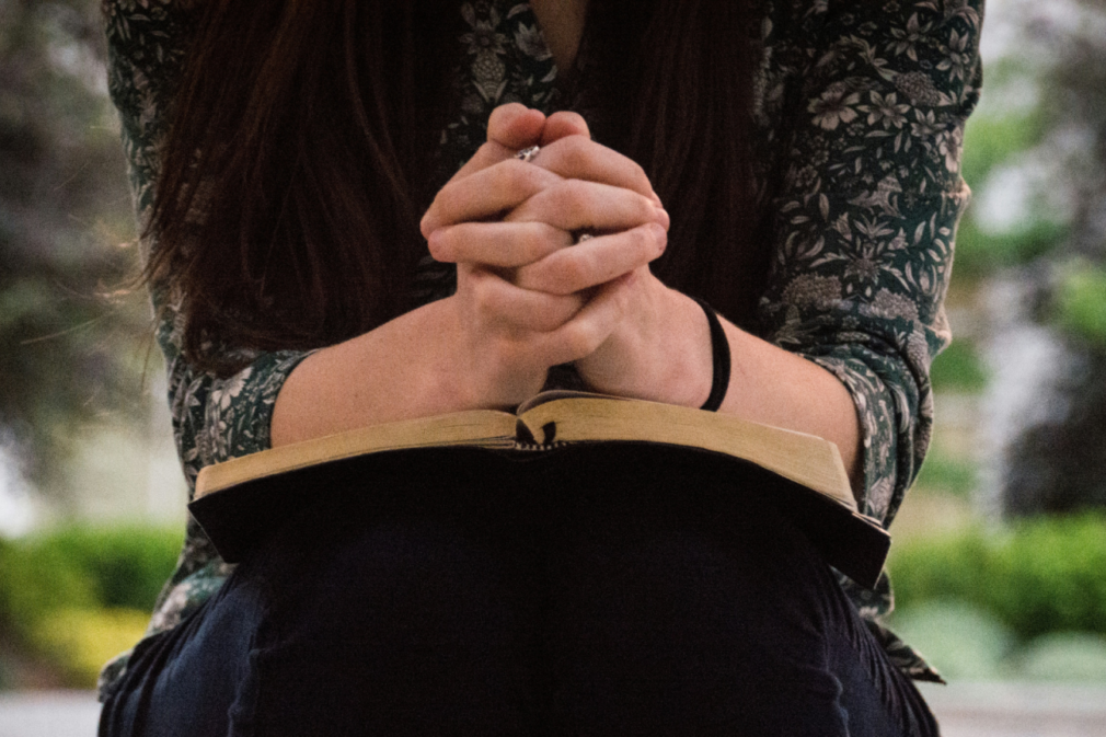 oracao-maos-juntas-biblia-_-foto-olivia-snow-unsplash-1536×864