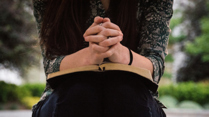 oracao-maos-juntas-biblia-_-foto-olivia-snow-unsplash-1536×864