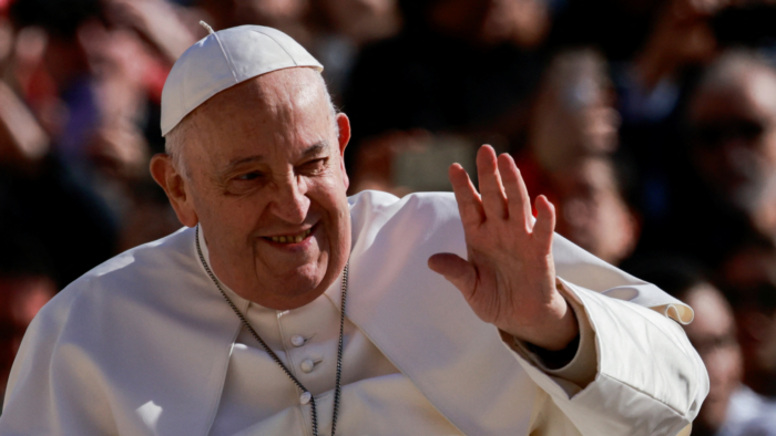 papa-francisco-acena-audiencia-geral-20-marco-03-2024-_-foto-REUTERS-Yara-Nardi-1536×864