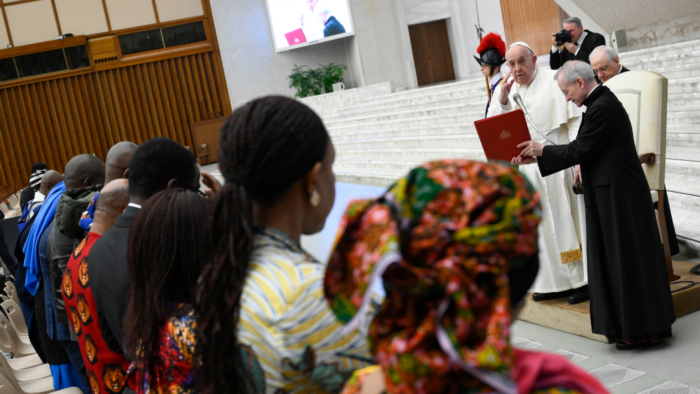 papa-francisco-audiencai-comunidade-nigeriana-em-roma-_-foto-Vatican-Media-IPA-Sipa-USA-via-Reuters-Connect-1536×864