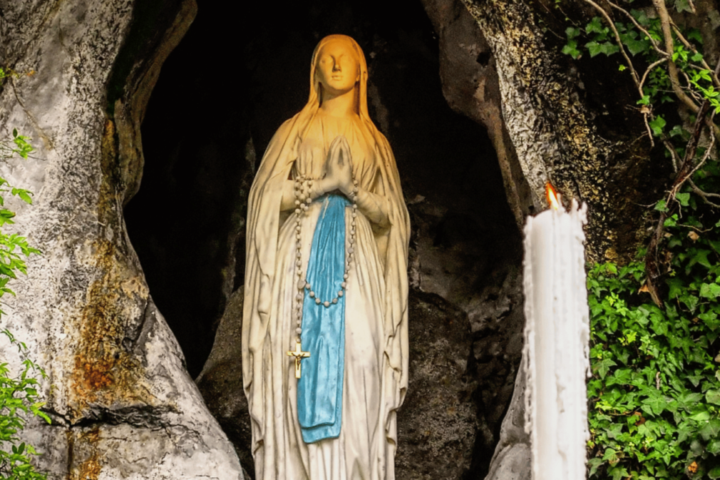 imagem-de-nossa-senhora-de-lourdes-na-gruta-de-massabielle-santuario-de-lourdes-_-foto-canva-1536×864