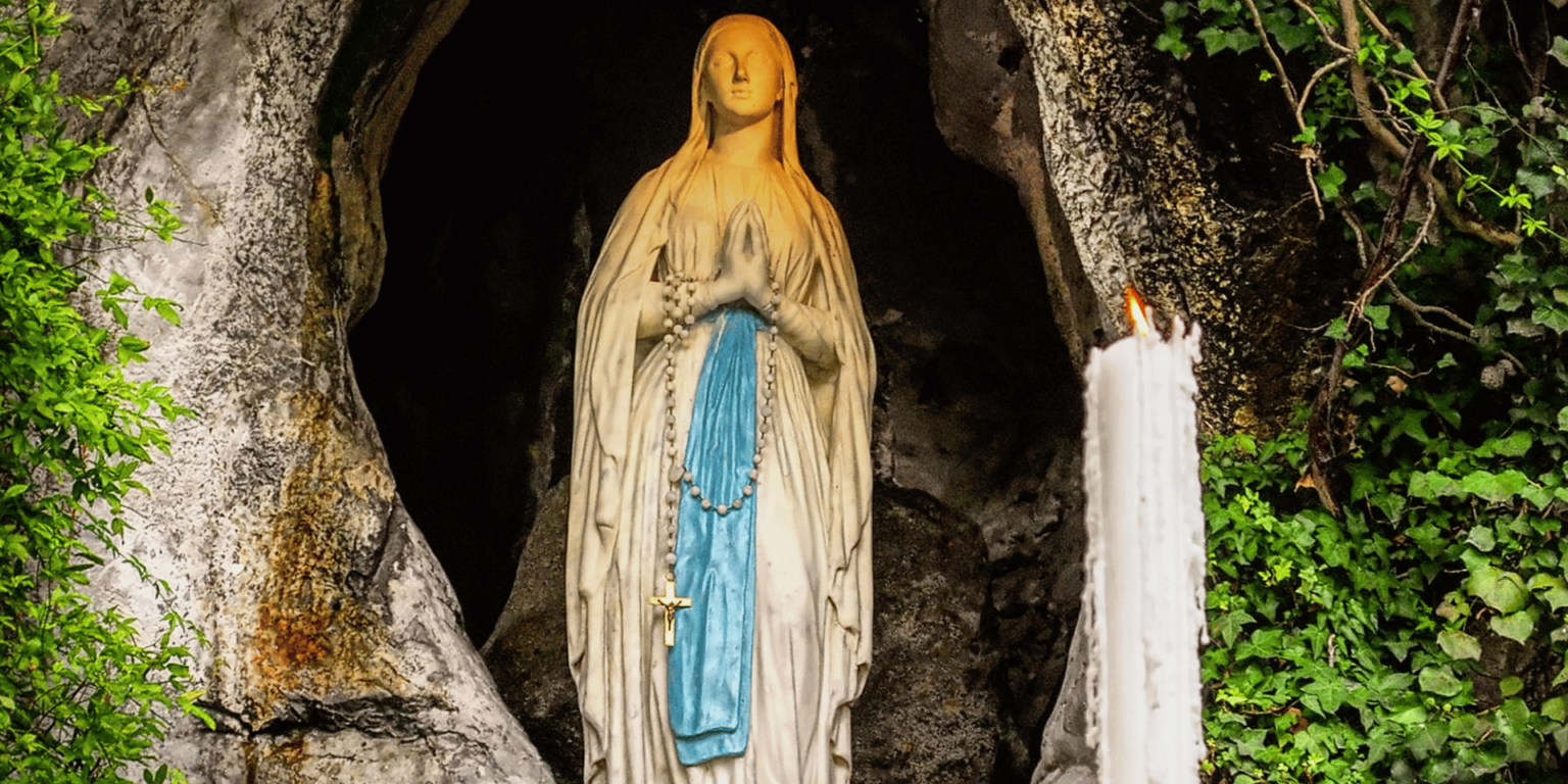 imagem-de-nossa-senhora-de-lourdes-na-gruta-de-massabielle-santuario-de-lourdes-_-foto-canva-1536×864