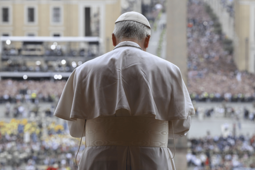 papa-leao-xiv-de-costas-balcao-central-da-basilica-de-sao-pedro-foto-neutra-_-foto-de-capa-vatican-mediaipa-via-reuters-1536×864