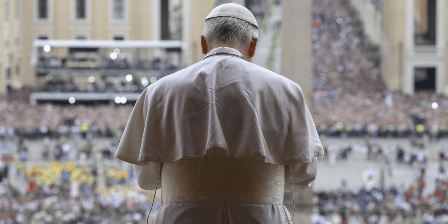 papa-leao-xiv-de-costas-balcao-central-da-basilica-de-sao-pedro-foto-neutra-_-foto-de-capa-vatican-mediaipa-via-reuters-1536×864