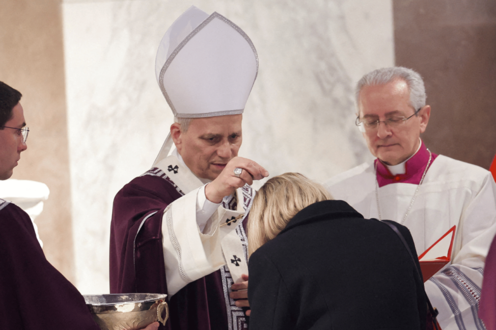 papap-leao-xiv-impoe-cinzas-sobre-fiel-missa-quarta-feira-de-cinzas-18-fevereiro-2026-_-foto-reutersremo-casilli-1536×864