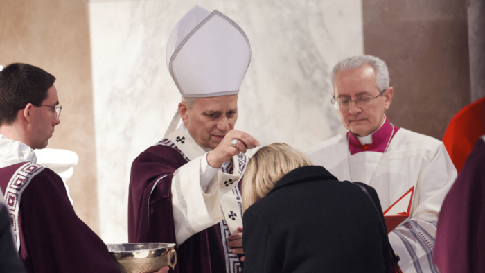 papap-leao-xiv-impoe-cinzas-sobre-fiel-missa-quarta-feira-de-cinzas-18-fevereiro-2026-_-foto-reutersremo-casilli-1536×864