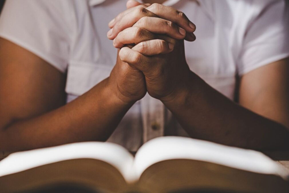 oracao-mais-que-falar-com-deus-deixar-se-transformar-por-ele-diz-padre-1536×864