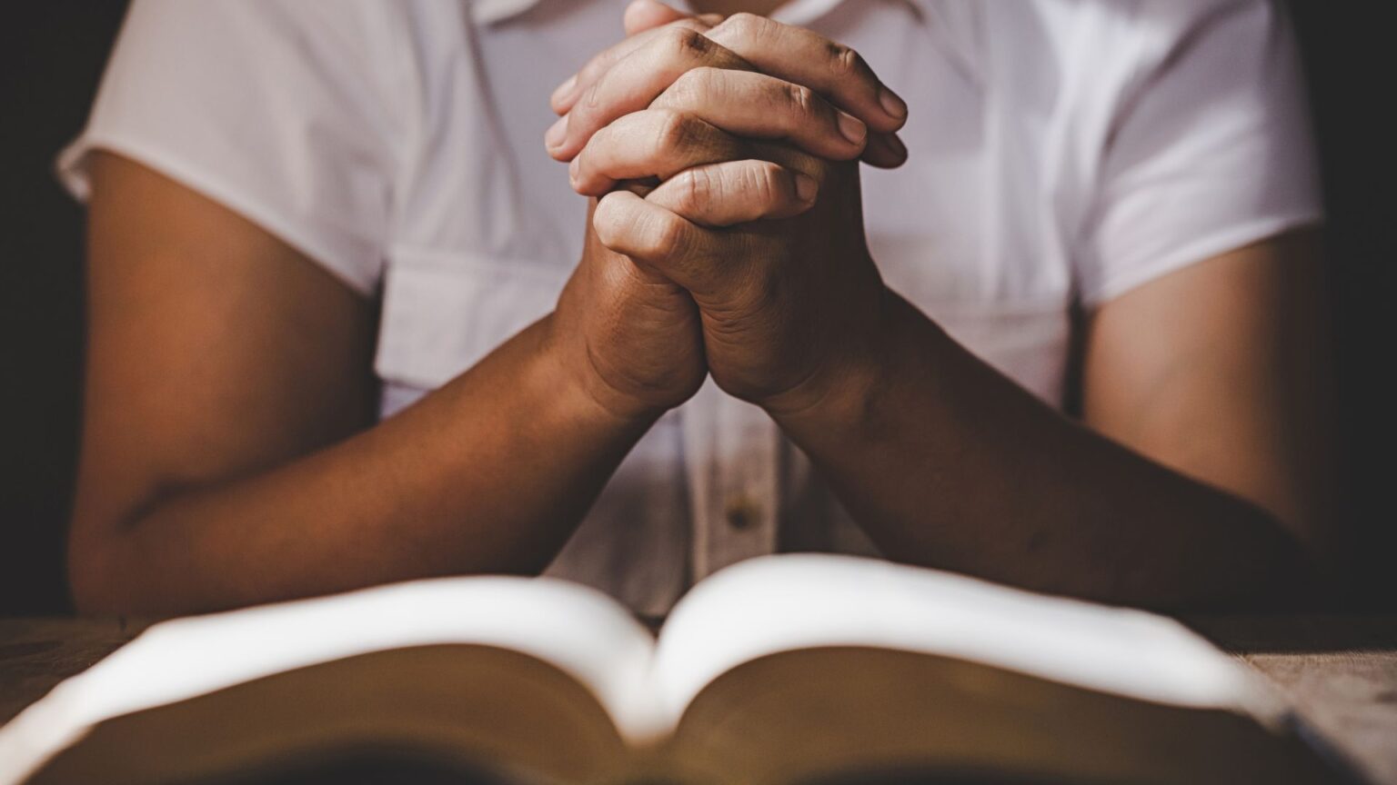 oracao-mais-que-falar-com-deus-deixar-se-transformar-por-ele-diz-padre-1536×864