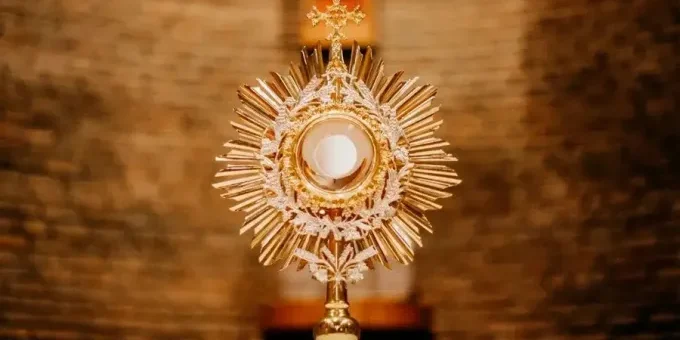 Eucaristia_VaticanMedia_140422