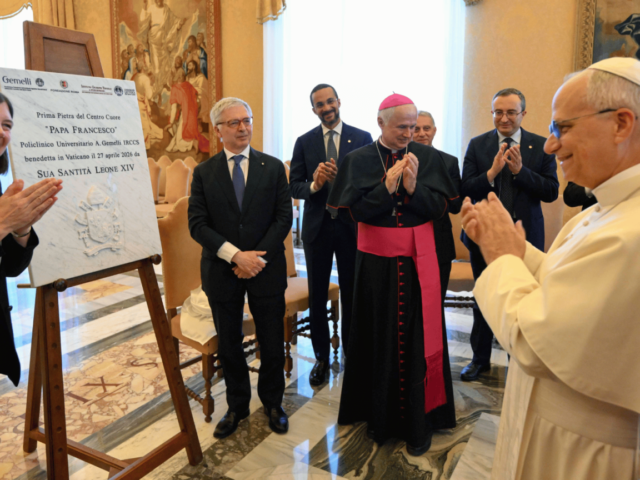 Leão XIV abençoa projeto em hospital que homenageia Papa Francisco