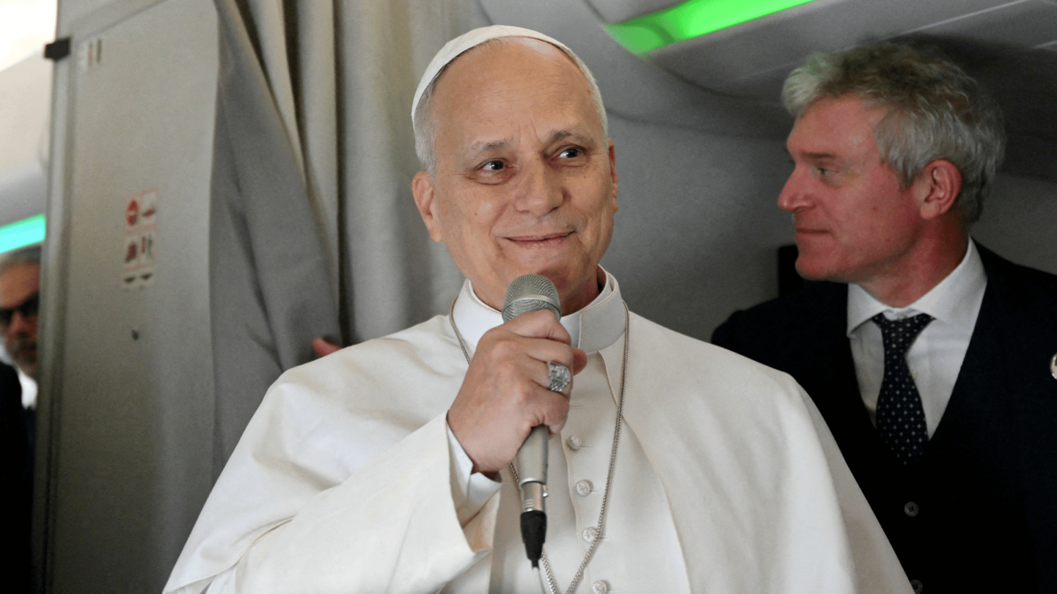 papa-leao-xiv-voo-de-ida-argel-resposta-jornalistas-13-abril-4-2026-_-foto-alberto-pizzolipool-via-reuters-1536×864