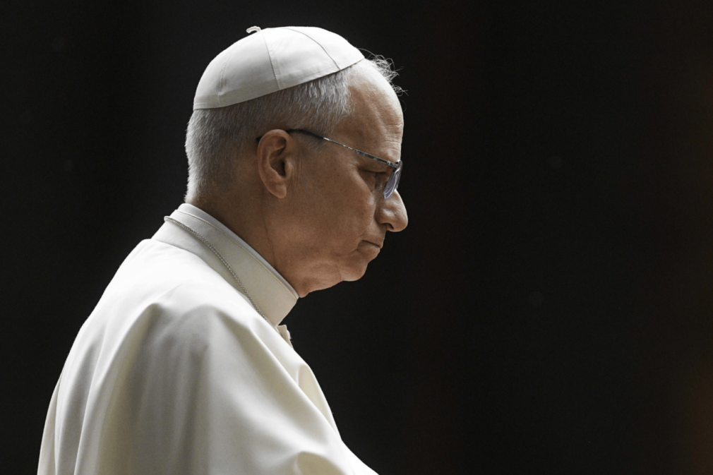 foto-neutra-papa-leao-xiv-serio-_-foto-vatican-mediaipasipa-usa-via-reuters-connect-1536×864