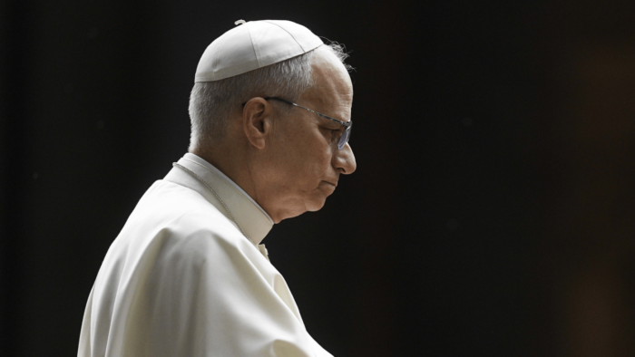 foto-neutra-papa-leao-xiv-serio-_-foto-vatican-mediaipasipa-usa-via-reuters-connect-1536×864