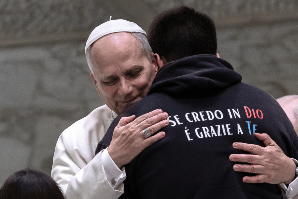 papa-leao-xiv-abraco-jovem_maria-grazia-picciarella-sopa-images-via-reuters-1536×864