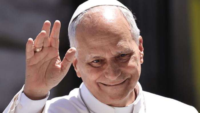 papa-leao-xiv-foto-neutra-aceno-_-foto-evandro-inettizuma-press-wire-via-reuters-1536×864