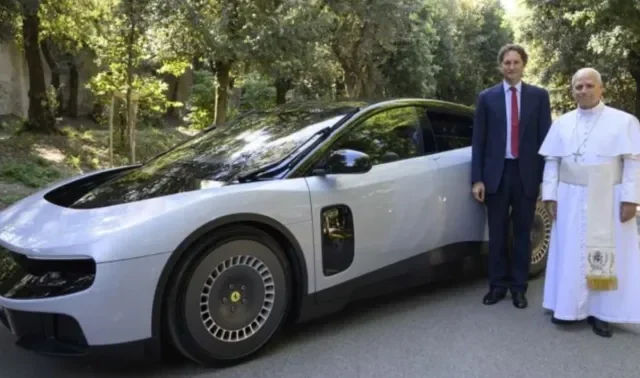 Leão XIV recebe de presente o volante da Ferrari Luce, primeiro carro 100% elétrico da marca italiana