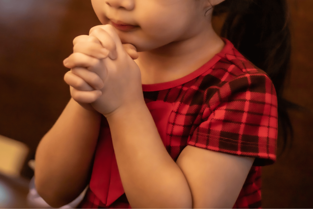 crianca-rezando-no-banco-da-igreja-_-foto-canva-1536×864