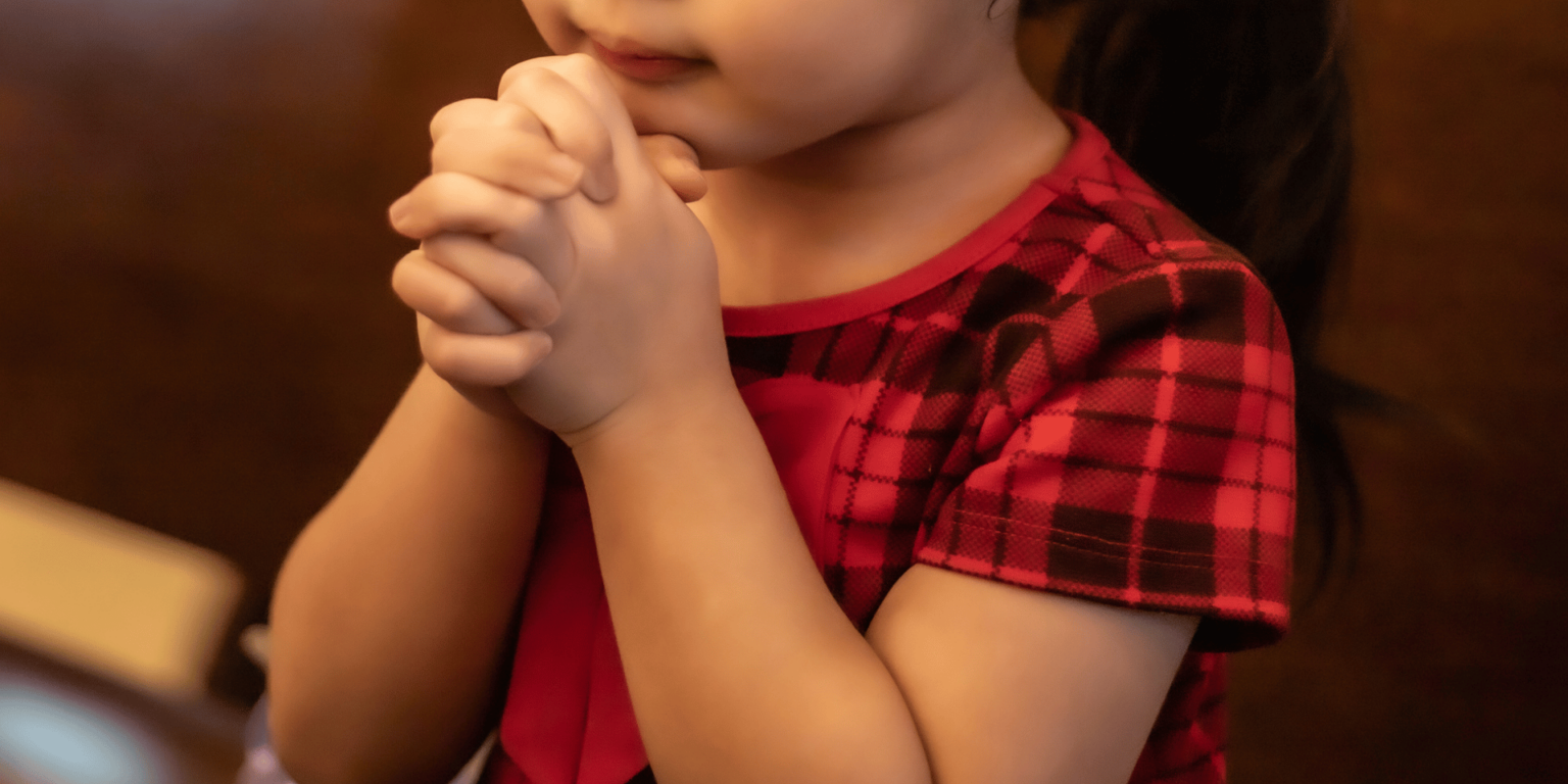crianca-rezando-no-banco-da-igreja-_-foto-canva-1536×864