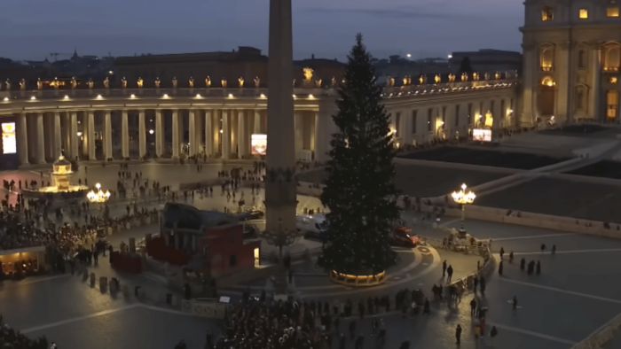 decoracao-de-natal-praca-sao-pedro-2025-_-foto-reproducao-vatican-news-1536×864