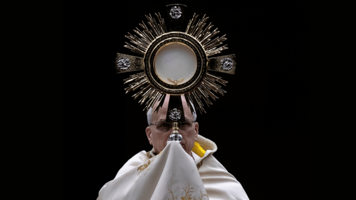 papa-eucaristia-corpus-christi-maria-grazia-picciarella-sopa-images-via-reuters-connect-1536×864