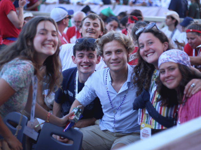 Cansaço do mundo digital leva jovens de volta às igrejas