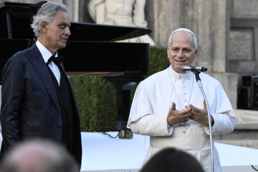 leao-xiv-e-andrea-bocelli-set-2025-vatican-mediaipasipa-usa-via-reuters-connect-1536×864