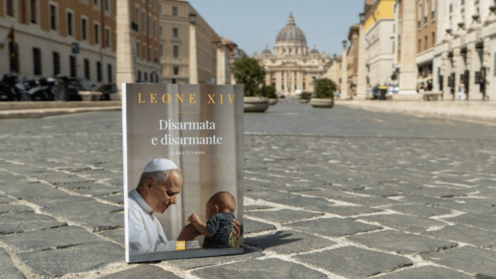 livro-desarmada-e-desarmante-a-paz-e-um-dom-papa-leao-xiv-_-foto-reproducao-vatican-news-1536×864