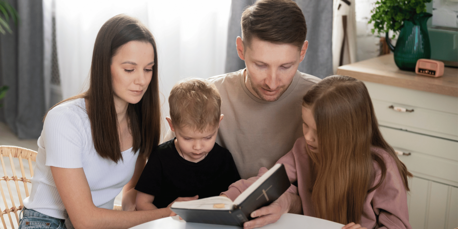 familia-rezando-lendo-a-biblia-_-foto-magnific-1536×864
