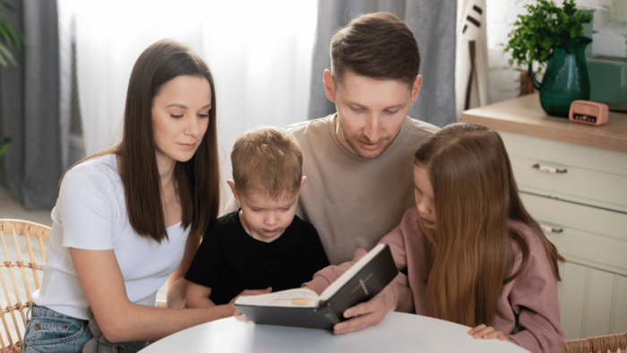 familia-rezando-lendo-a-biblia-_-foto-magnific-1536×864