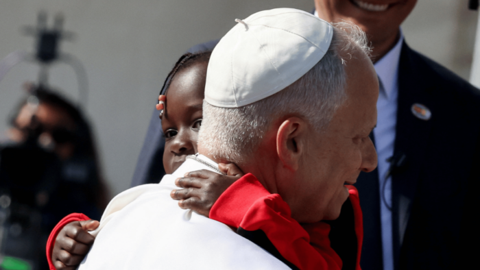 papa-abraca-crianca-migrante-durante-visita-as-ilhas-canarias-espanha-em-junho_reutersyara-nardi-1024×576