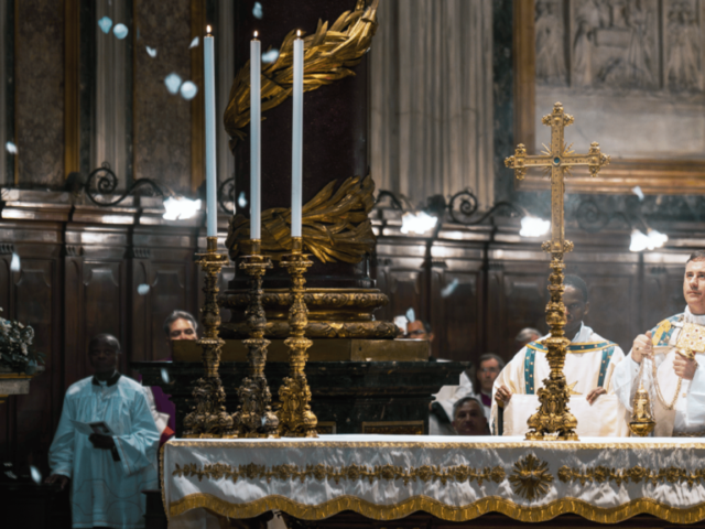 Basílica de Santa Maria Maior celebra festa da dedicação com “nevada”