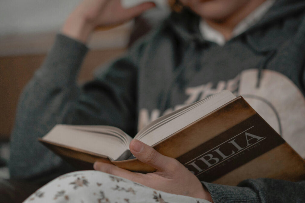 biblia_unsplash-1536×864