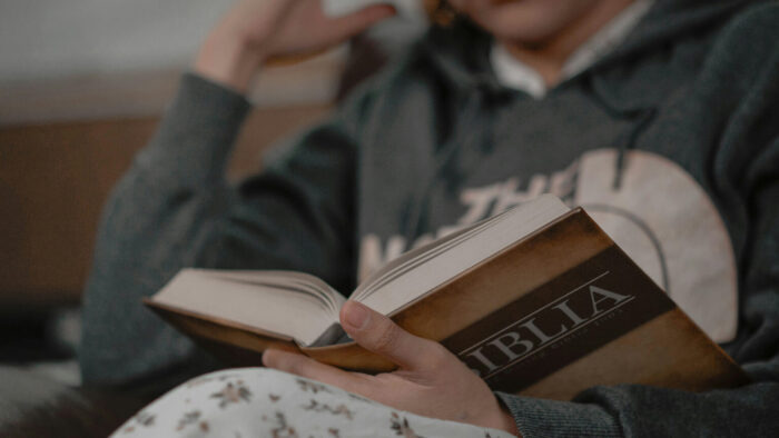 biblia_unsplash-1536×864