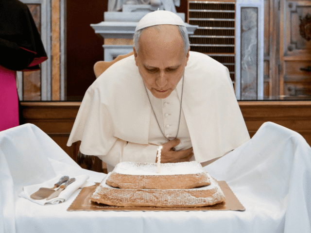 Leão XIV ganha bolo de aniversário ao visitar Biblioteca Apostólica