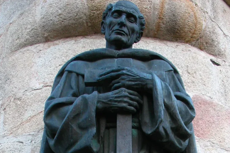 EstatuaSaoPedrodeAlcantara_Wikipedia