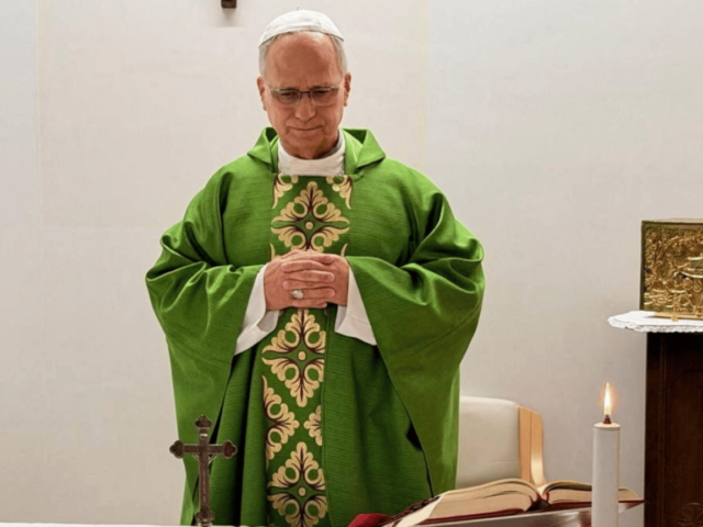 Papa Leão XIV celebra missa no hospital e agradece à equipe médica