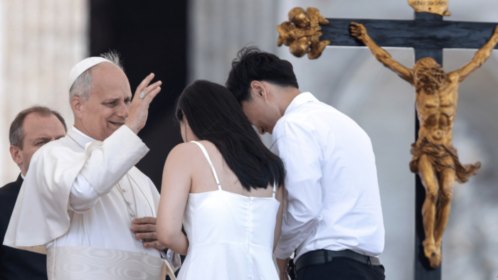 papa-jovem-casal-matrimonio-maria-grazia-picciarella-sopa-images-via-reuters-connect-1536×864